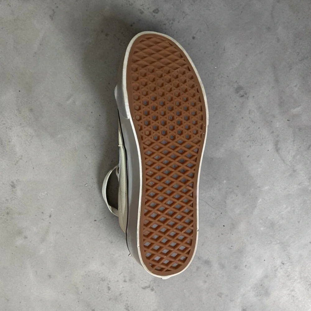 Vans Cream High-Top Sneakers with Floral and Heart Embroidery - Picture 2 of 14